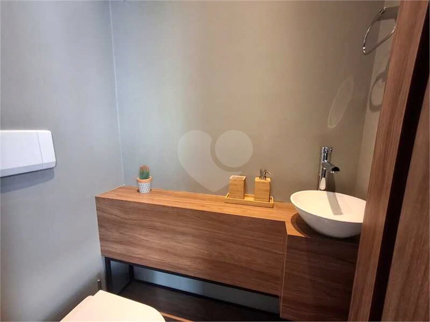 Apartamento totalmente decorado em Moema com 70 m2 , 2 quartos, 2 suítes e 2 vagas, ambientes com ar condicionado.