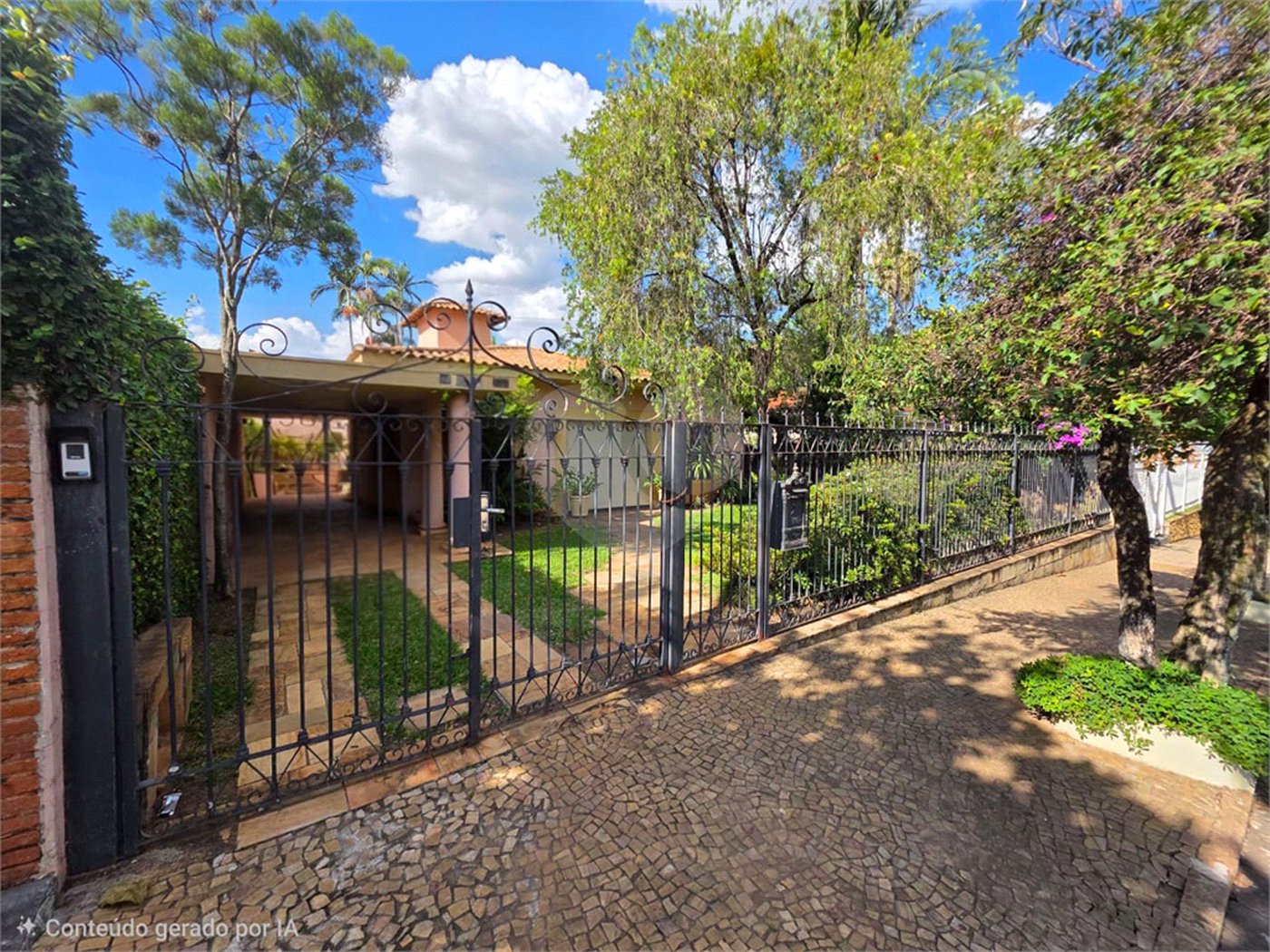 Casa Térrea 5 quartos bem localizada com piscina.