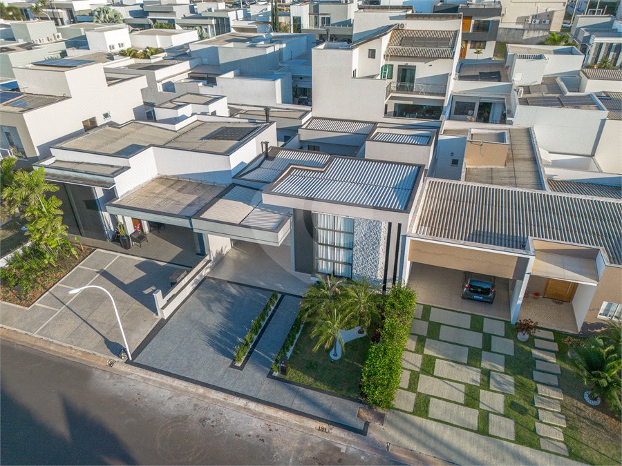 Indaiatuba - SP - Condominio Dona Lucilla - Valor R$2.295.000,00 - 3 suítes + escritório + lavabo - Terreno: 300m2 - Construção: 188m2 - Diferenciais - Móveis planejados no escritório, sala de TV, lavabo, cozinha, área gourmet, lavanderia, banheiros e closet - Ar condicionado em todos os ambie