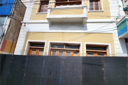 Sobrado á venda localizado no centro.