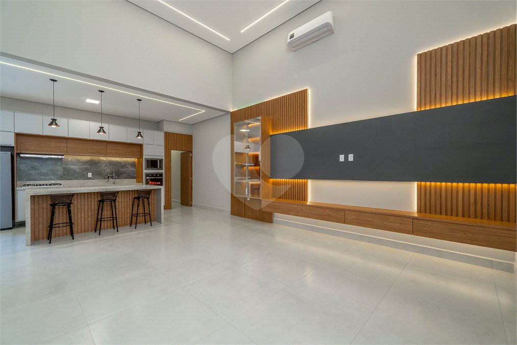 Indaiatuba - SP - Condominio Dona Lucilla - Valor R$2.295.000,00 - 3 suítes + escritório + lavabo - Terreno: 300m2 - Construção: 188m2 - Diferenciais - Móveis planejados no escritório, sala de TV, lavabo, cozinha, área gourmet, lavanderia, banheiros e closet - Ar condicionado em todos os ambie