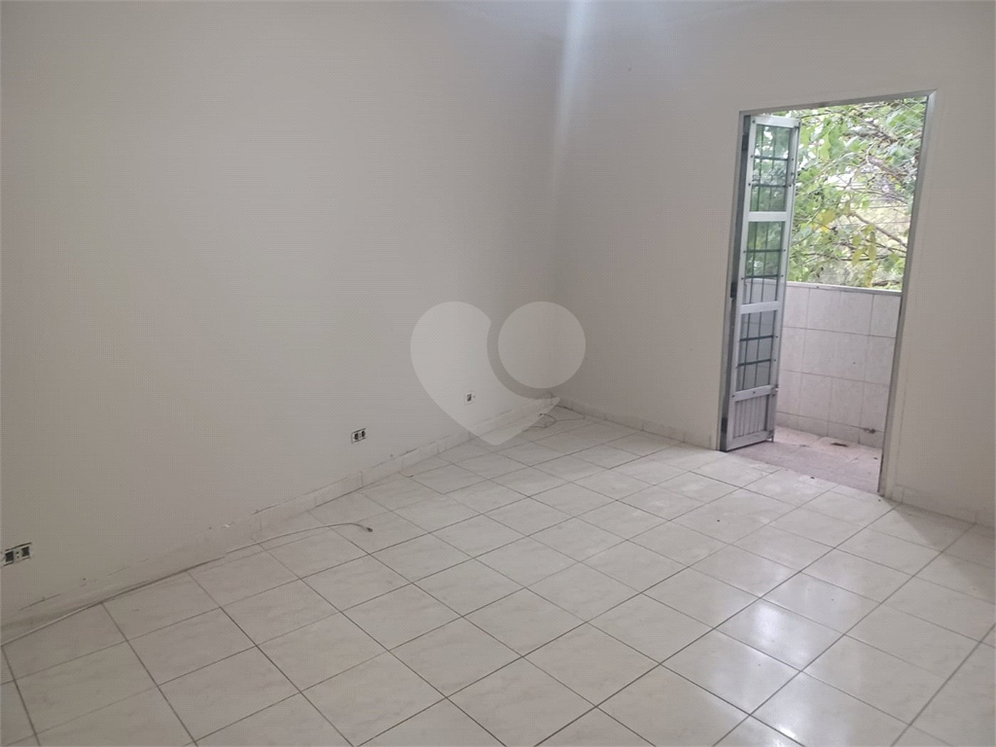 Apartamento super bem localizado, com 01 dormitório e armário embutido
