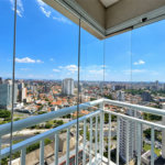 Apartamento de 127 m² em andar alto, com vista livre, 3 suítes planejadas, sacada gourmet envidraçada, 2 vagas e lazer completo, próximo ao Shopping Golden Square e à Avenida Kennedy.