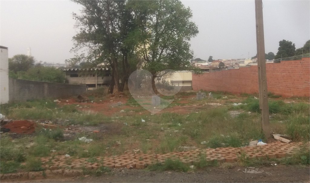 Terreno com 2.201,56 m² de área total.