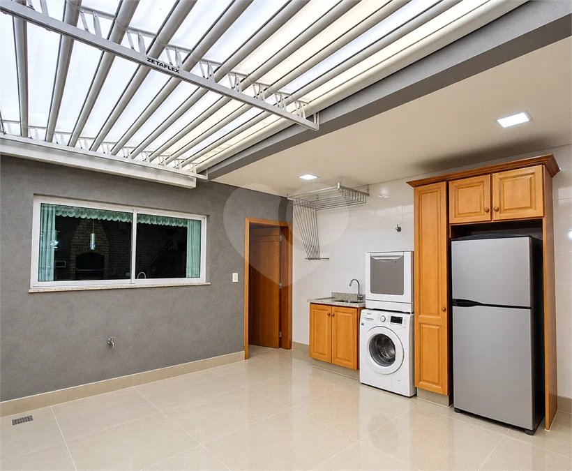 Sobrado geminado com 185 m², 3 suítes, closet, 4 vagas, área gourmet, sótão, energia solar, aquecimento de água e sistema completo de segurança.