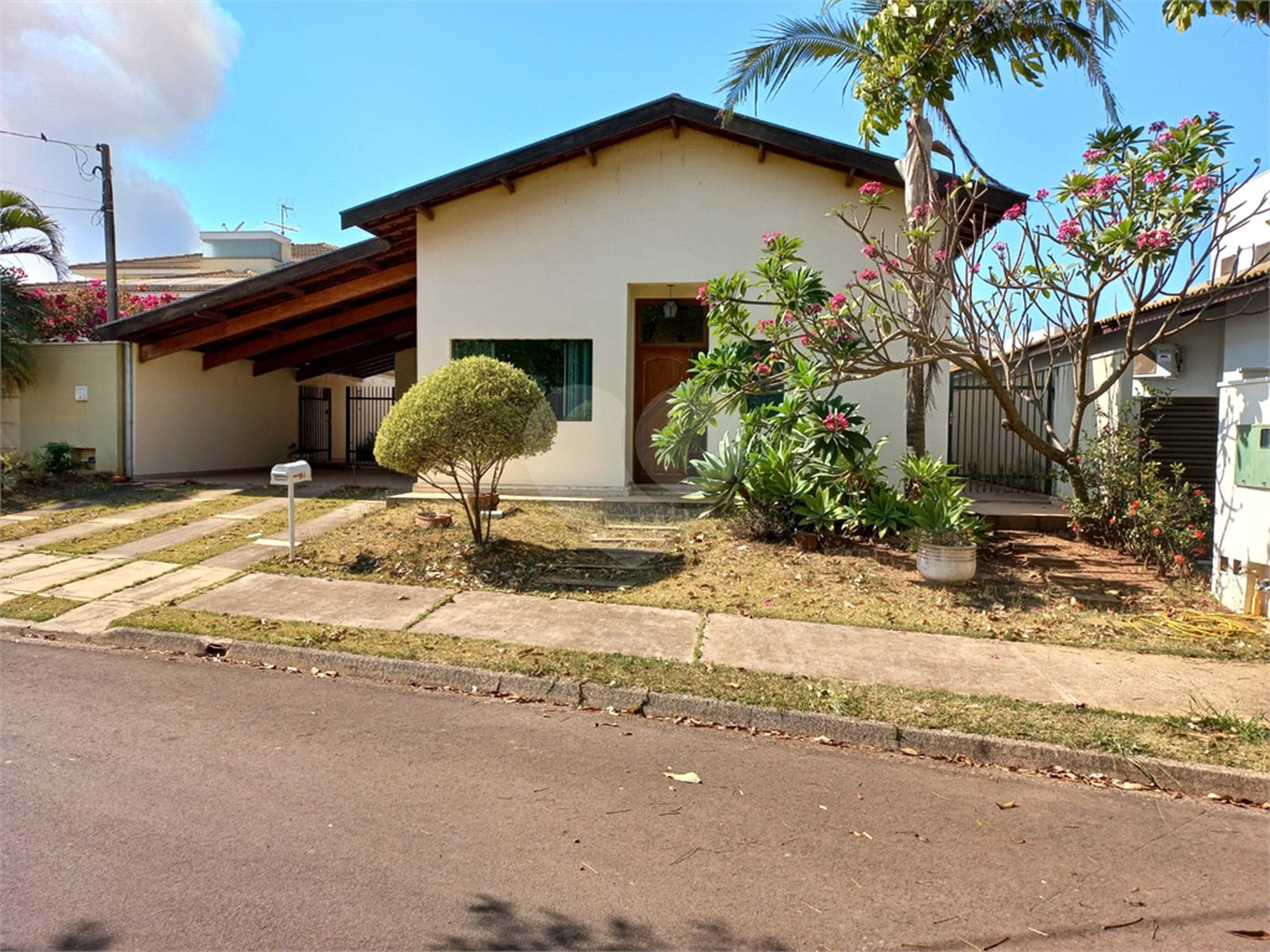 Casa Térrea no Condomínio Damha I,