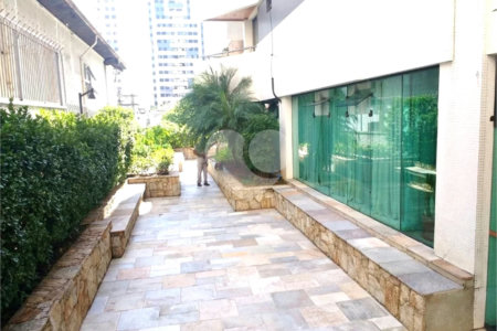 Apartamento 192m² à venda na Aclimação com 3 suítes e 3 vagas.