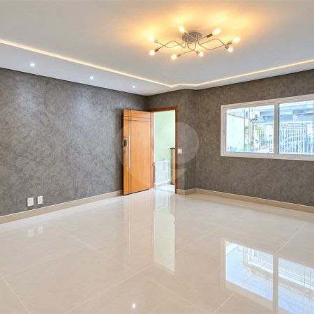 Sobrado geminado com 185 m², 3 suítes, closet, 4 vagas, área gourmet, sótão, energia solar, aquecimento de água e sistema completo de segurança.