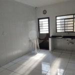 Casa térrea com 2 dormitórios, sendo 1 suíte.