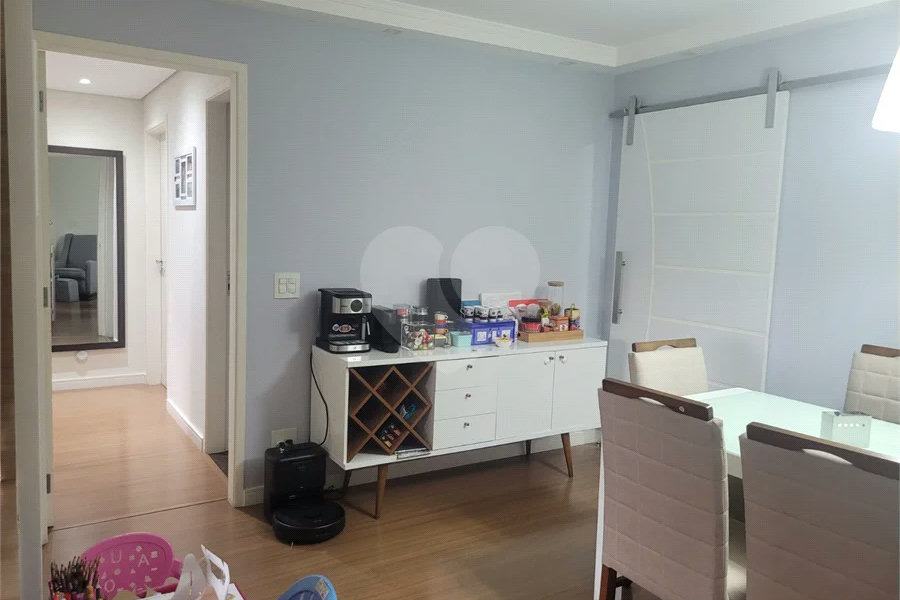 Apartamento de 03 dormitórios totalmente reformado com 02 vagas de Garagem escrituradas e livres.