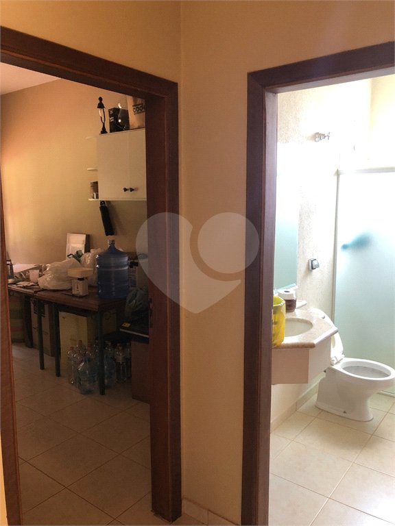 Casa no condomínio Damha I.