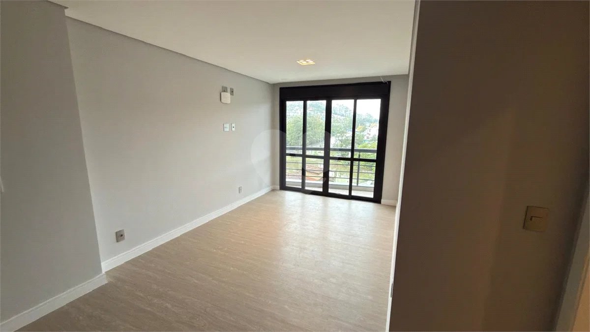 Sobrado de alto padrão no Swiss Park, totalmente reformado, com 4 suítes, piscina, elevador, espaço gourmet, 4 vagas e condomínio com lazer completo.