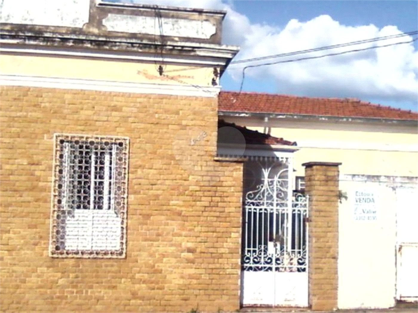 Terreno contendo 02 casas geminadas á venda.