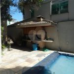 Casa em condomínio fechado no Jardim Floresta, 3 suítes, área gourmet, piscina, 4 vagas.