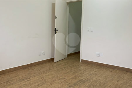 Temos Quatro Salas no Piso Superior sendo a Sala 3, com Ar Condicionado medindo 3,5m por 4m