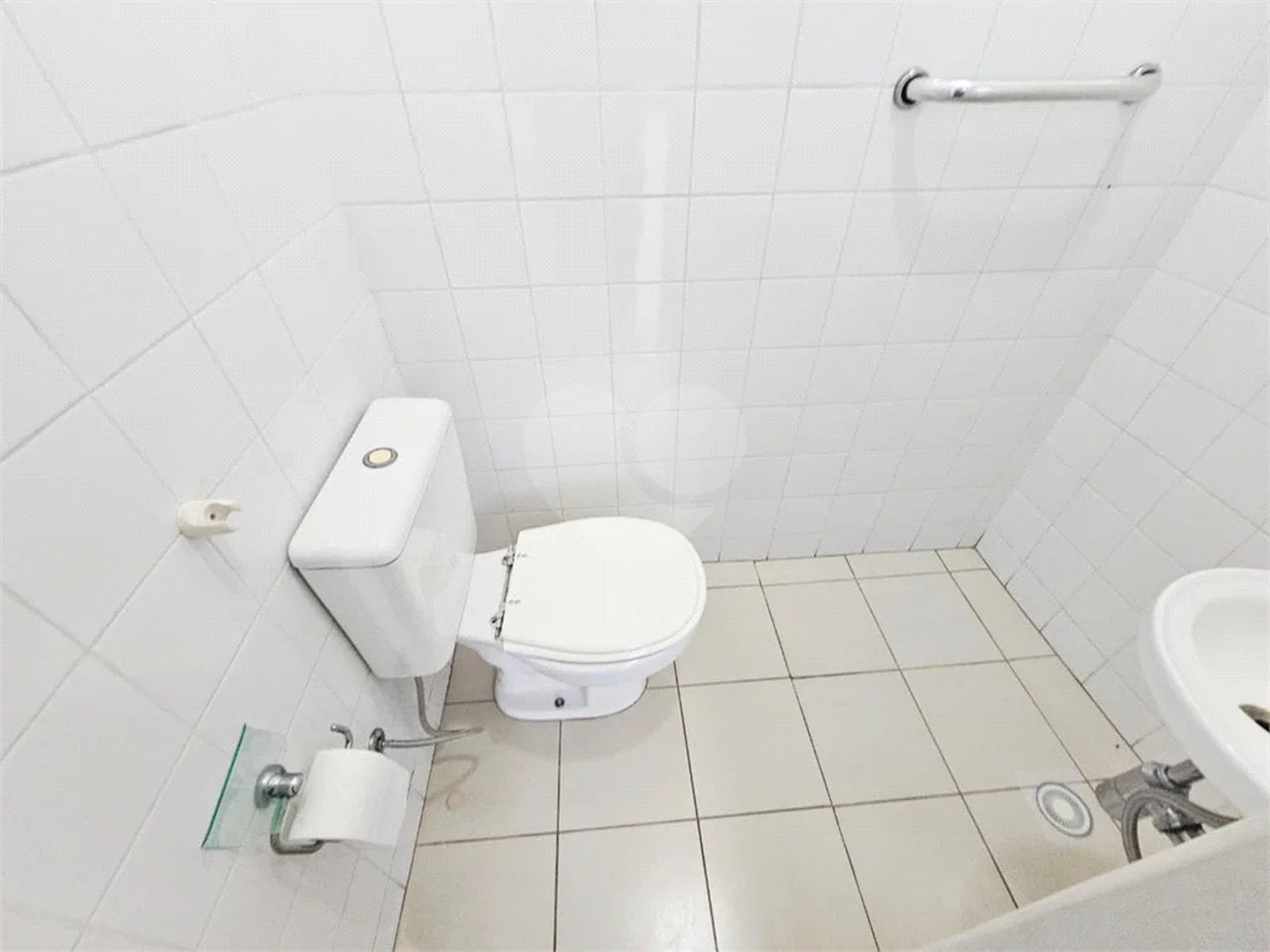 4 dormitórios, 1 suíte, 3 banheiros, 2 vagas, Área Total: 130,00 m², Construído: 174,00 m²