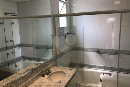 Apto 220 metros no Campo Belo. varanda, 5 vagas, 3 suítes. Visite