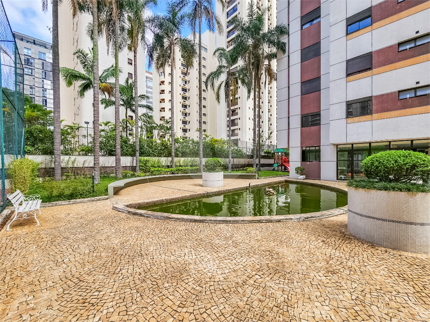 Apartamento a venda em Moema com 162m², 3 quartos ( suítes ) 3 vagas