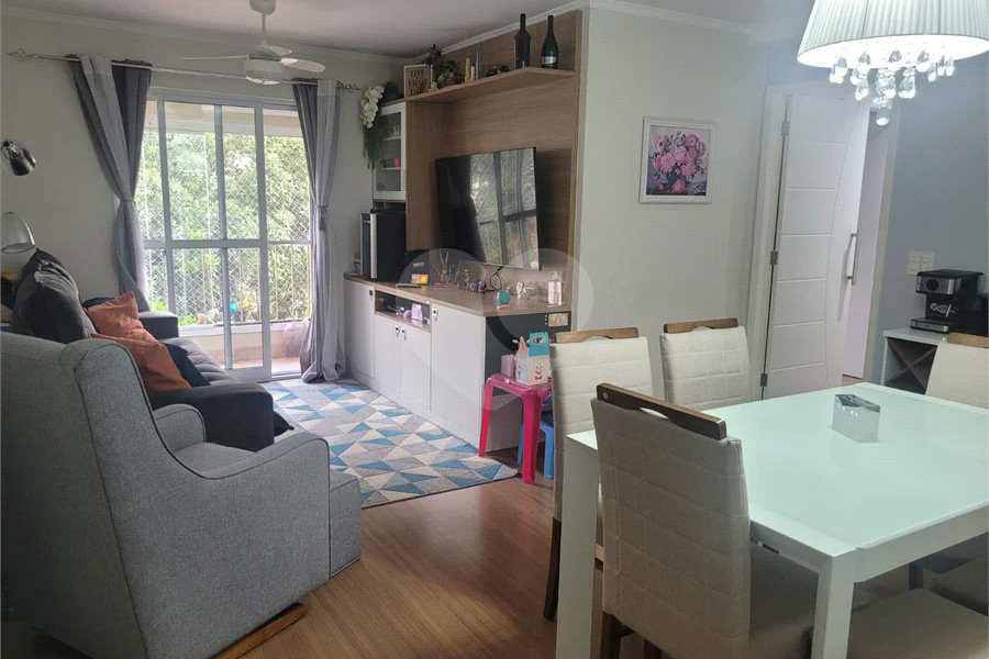 Apartamento de 03 dormitórios totalmente reformado com 02 vagas de Garagem escrituradas e livres.