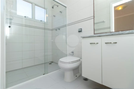 Casa à venda com 4 quartos, sendo 2 suítes, no condomínio Stephanie, São Paulo - SP