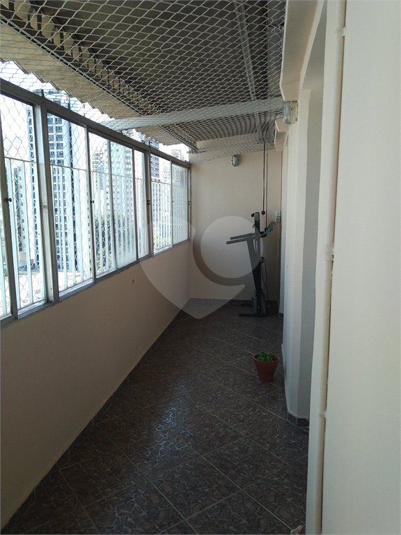 Apartamento duplex, espaçoso, ensolarado. Ideal para uma bela modernização.
