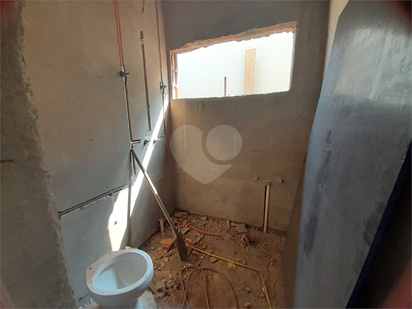 Casa em Construção com Área Gourmet e Piscina no Condomínio Damha II