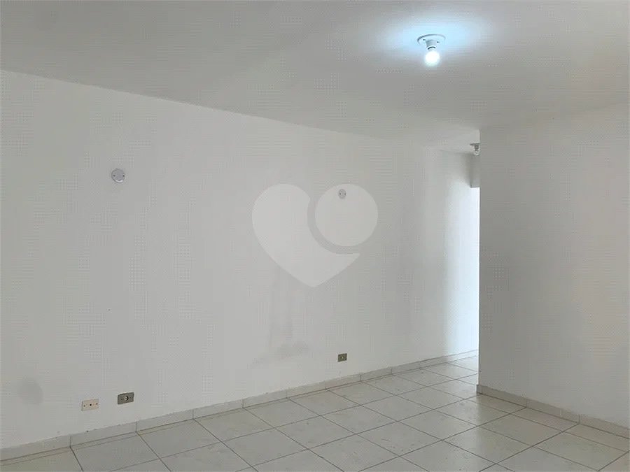 Casa espaçosa com 3 quartos, suíte, quintal e 2 vagas na Vila Santa Catarina