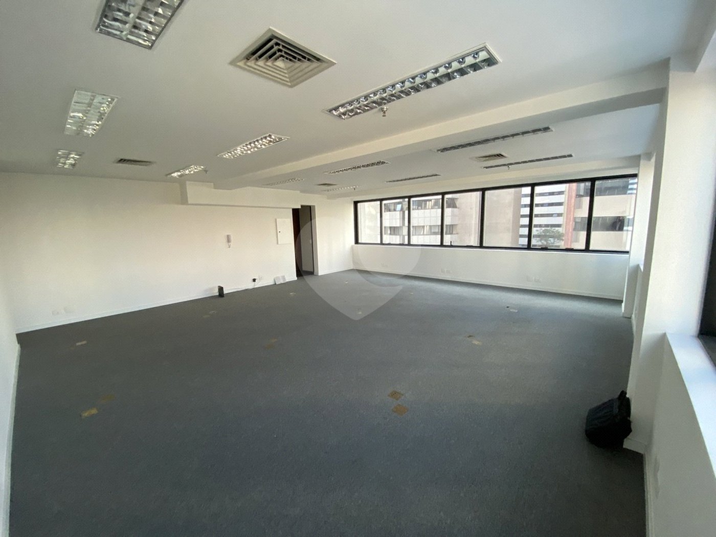 Conjunto comercial com 146m², 3 vagas, à venda no Brooklin