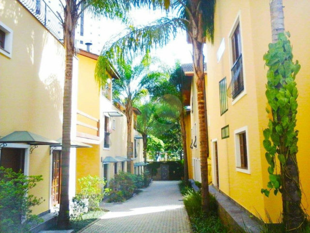 Casa para alugar com 4 quartos, sendo 2 suítes,  no condomínio Palm Garden, São Paulo - SP