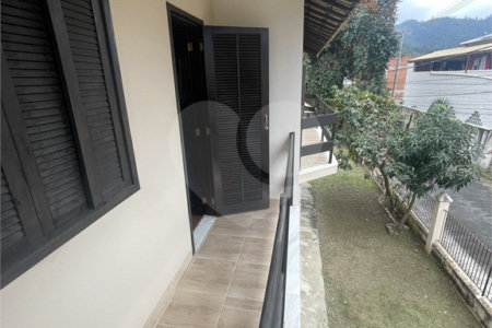 Casa à venda com 5 quartos, sendo 3 suítes, no condomínio Recanto das Palmeiras, Rio de Janeiro - RJ