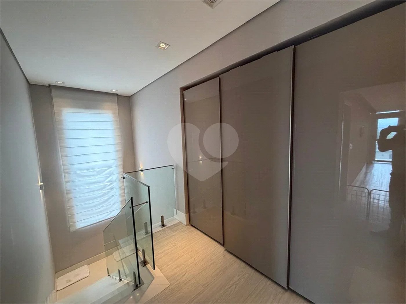 Casa de alto padrão em condomínio exclusivo com 4 suítes