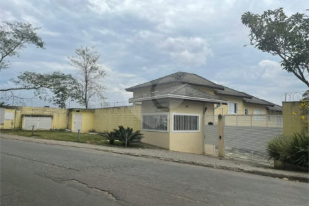 Casa à venda com 2 suítes no condomínio Cotia, Cotia - SP