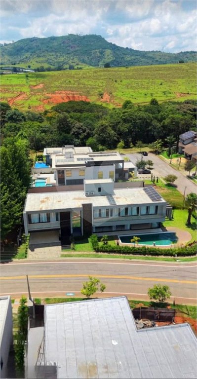 Casa à venda com 4 suítes no condomínio Figueira Garden, Atibaia - SP