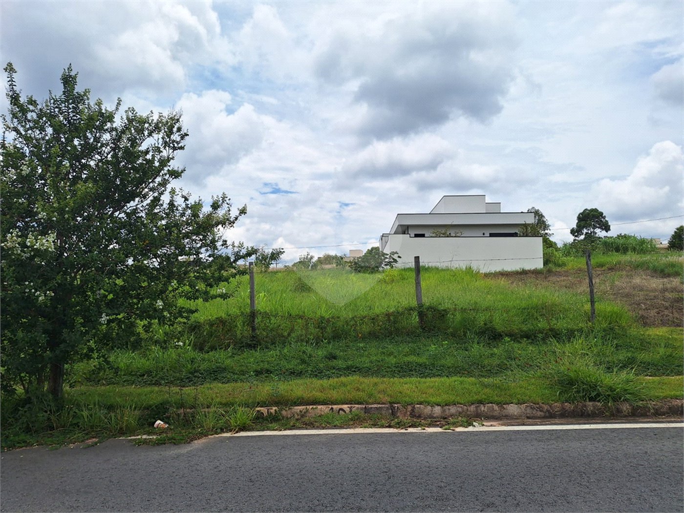 Terreno à venda com 1 suíte em Pinheirinho, Vinhedo, SP