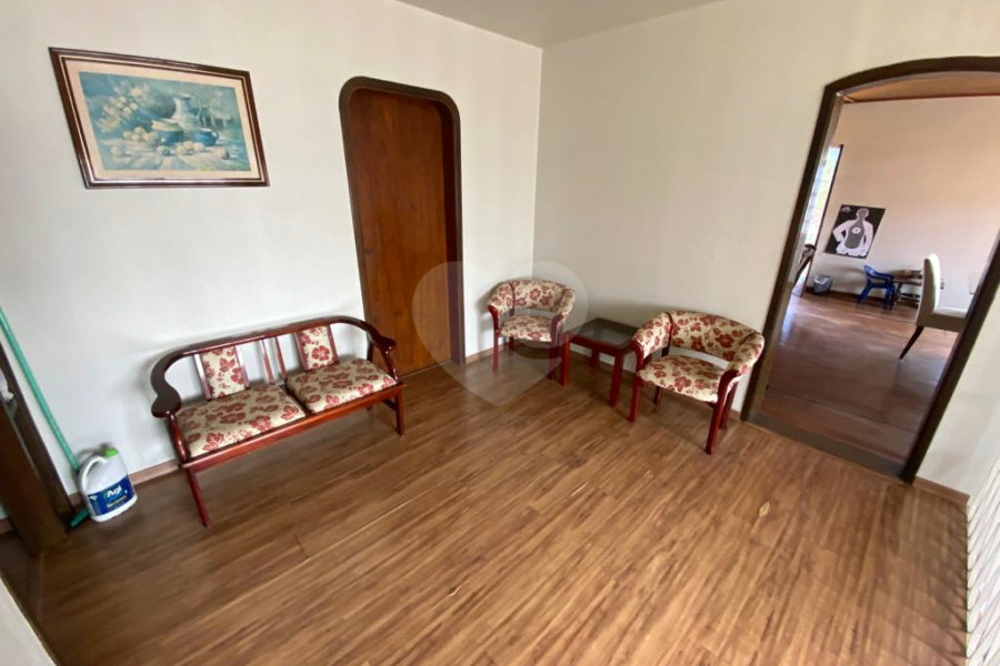 Casa à venda com 5 quartos, sendo 4 suítes, no condomínio Vilarejo Estoril, Mairiporã - SP