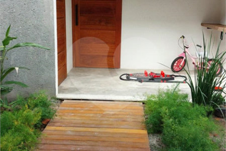 Casa à venda com 2 quartos, sendo 1 suíte, no Centro, Santa Cruz Cabrália, BA