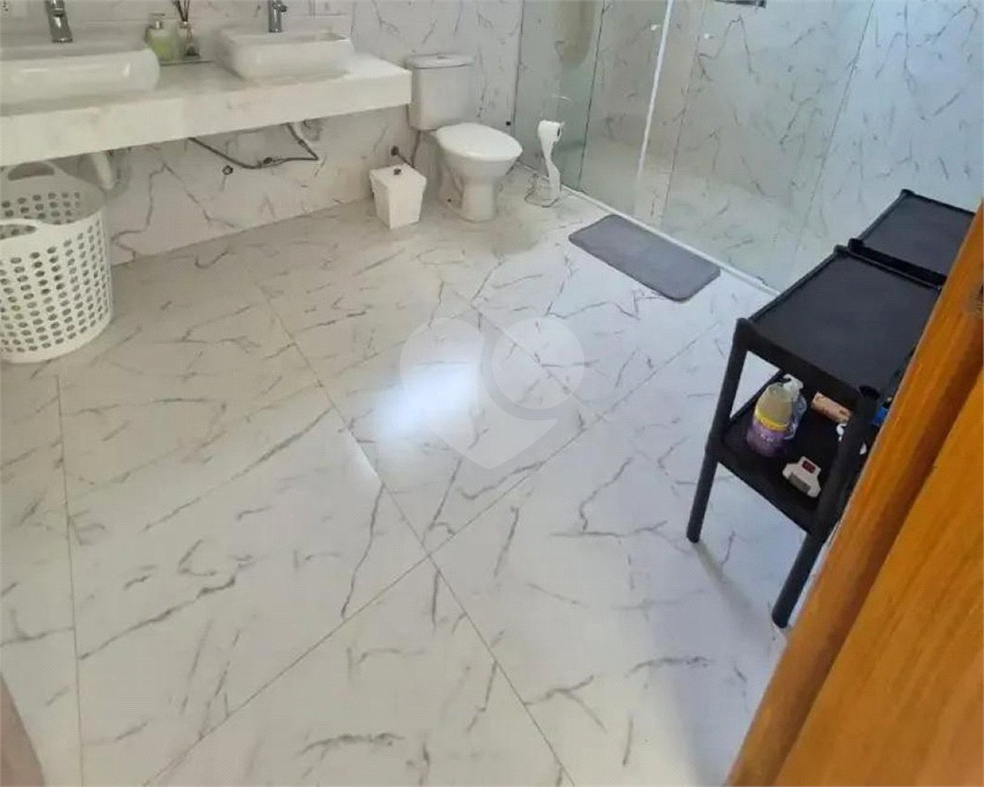 Casa à venda com 3 suítes no condomínio Chácaras Arumã, Sarapuí - SP