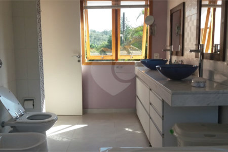 Casa à venda com 4 quartos, sendo 2 suítes, no condomínio Fazendinha Chácara Vale do Rio Cotia, Carapicuíba - SP