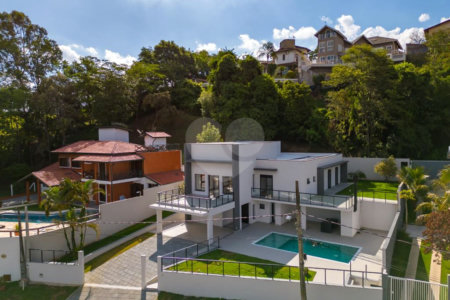 Casa à venda com 4 quartos, sendo 3 suítes, no condomínio Estância Marambaia, Vinhedo - SP