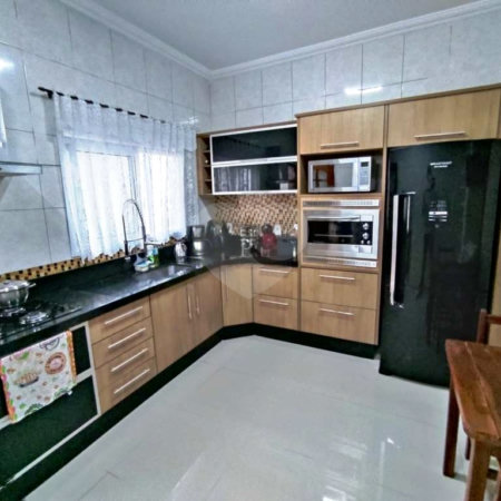 Sobrado à venda com 3 quartos, sendo 1 suíte,  em Vila Nova Aparecida, Mogi das Cruzes, SP