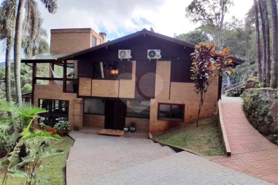 Sobrado à venda ou para alugar com 3 suítes em Serra da Cantareira, Mairiporã, SP