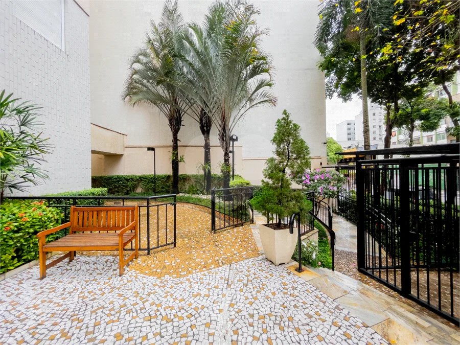 **Apartamento reformado em Higienópolis | 75 m² | 2 dormitórios | 2 banheiros | 1 vaga**