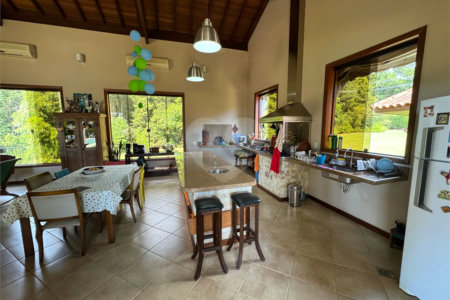Casa à venda com 7 quartos, sendo 3 suítes,  em Jardim Colombo, Itapetininga, SP