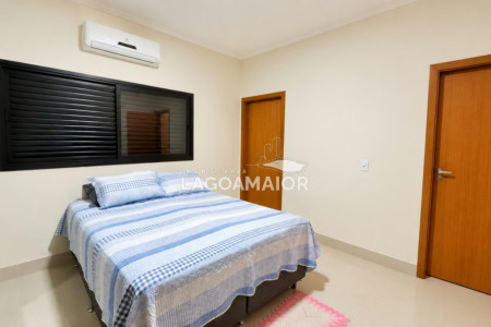 Casa à venda com 4 quartos, sendo 4 suítes, no condomínio Residencial Villa Dumont, Três Lagoas - MS
