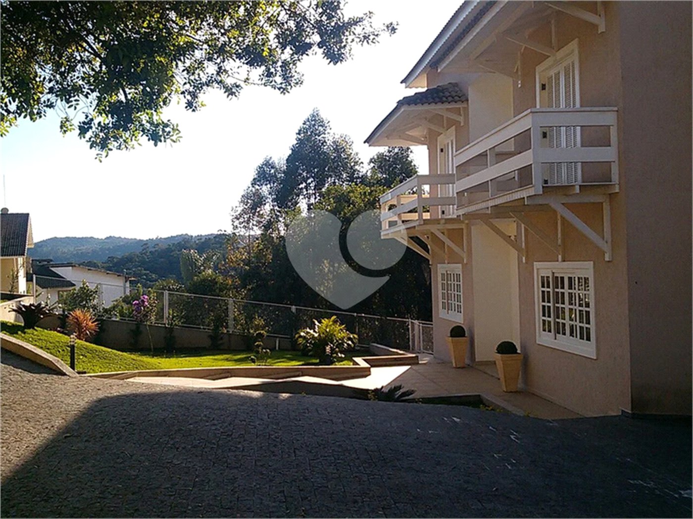 Casa à venda com 4 suítes no condomínio Suíça da Cantareira, Mairiporã - SP