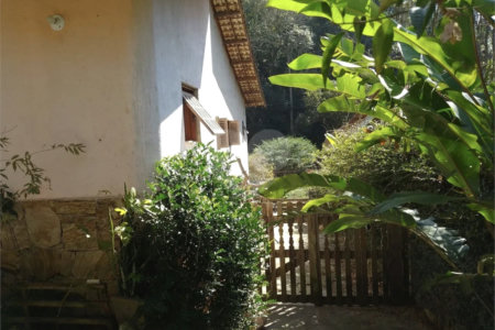 Casa à venda com 4 quartos, sendo 1 suíte, no condomínio Quinta da Cachoeira, Embu das Artes - SP
