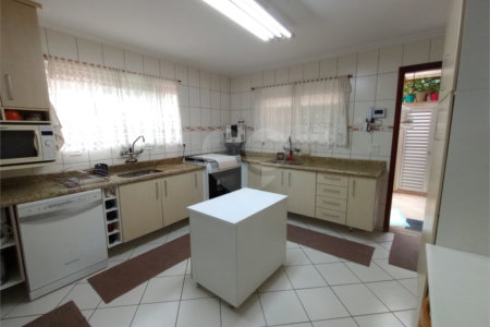 Sobrado à venda com 4 quartos, sendo 1 suíte,  em Jardim Prudência, São Paulo, SP