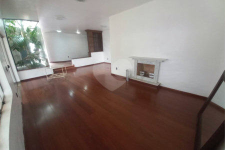 Casa térrea no Condomínio Faber I.