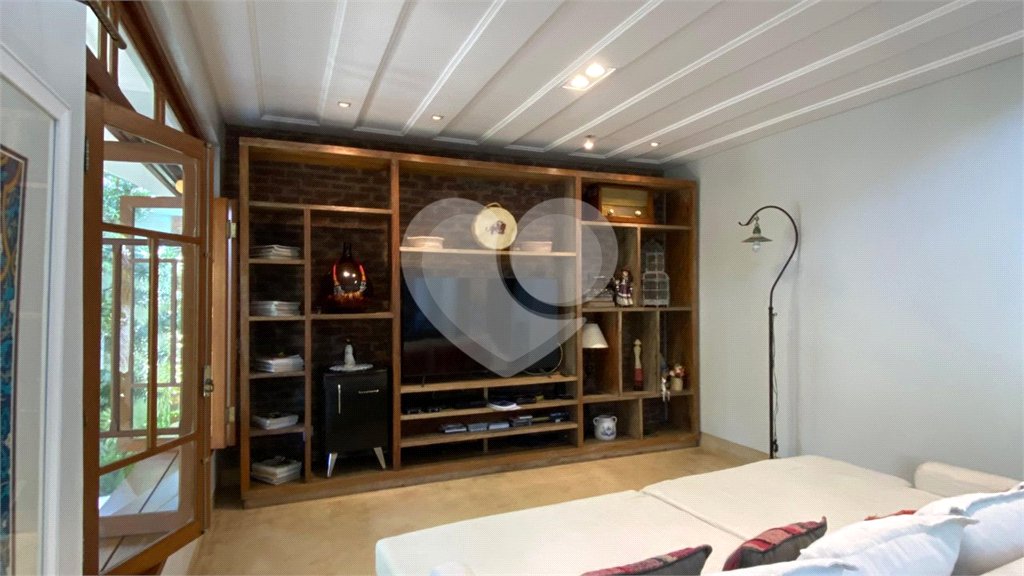 Casa à venda com 1 quarto, sendo 3 suítes, no Centro, Porto Seguro, BA