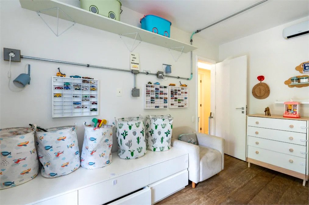 Apartamento à venda com 3 quartos, sendo 1 suíte, em Jardim Morumbi, São Paulo, SP